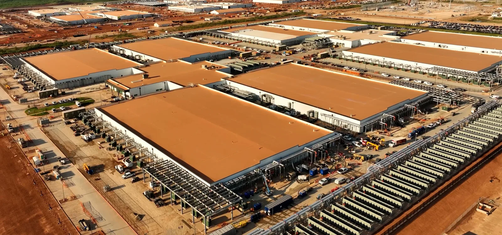 Vedere aeriană a centrului de date Stargate din Texas, cu clădiri mari și infrastructură complexă.