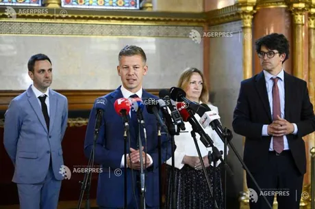 Reprezentanți politici discutând despre reluarea livrărilor de petrol în Ungaria.