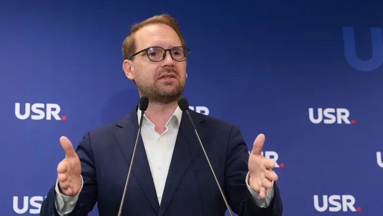 Dominic Fritz discută despre angajamentul miniștrilor USR în fața moțiunii de cenzură.