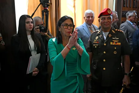 Delcy Rodríguez salută în timpul unei întâlniri oficiale în Venezuela.