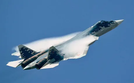 Avion de vânătoare Suhoi Su-57 în zbor, cu fum de la motoare.