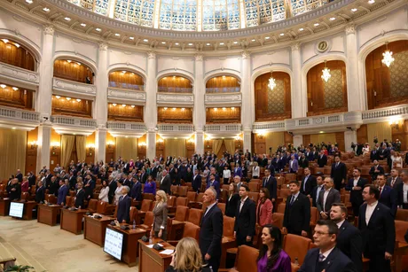 Parlamentul României în timpul unei sesiuni, cu membri prezenți în sală.