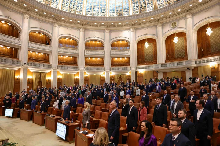 Parlamentul României în timpul unei sesiuni, cu membri prezenți în sală.