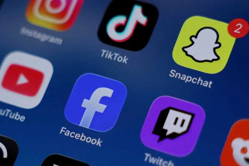 Aplicații populare de socializare pe un ecran de telefon mobil.