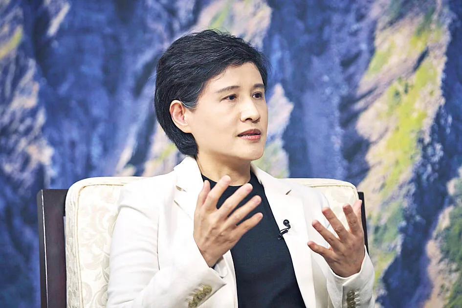 Vicepremierul Taiwanului discutând despre semiconductori în timpul unui interviu.