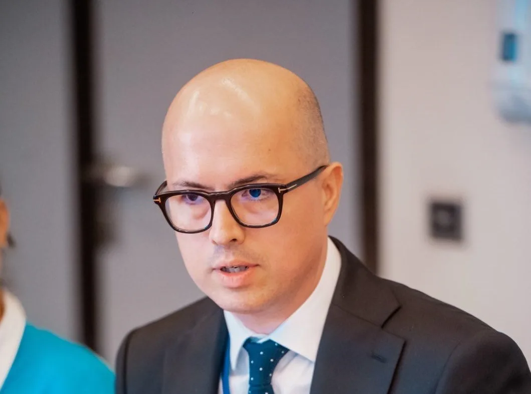 Discuție despre investițiile în industria de apărare din România.