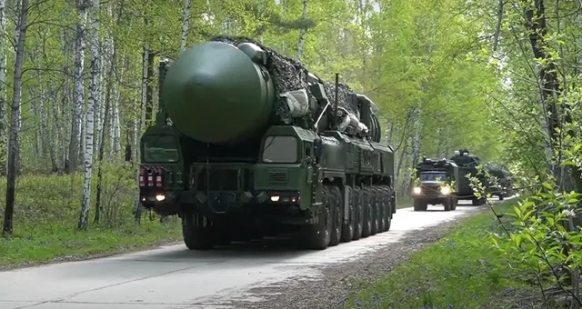 Vehicule militare rusești în timpul exercițiilor nucleare în pădure.