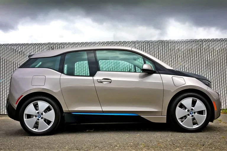 BMW i3 REx, un model electric cu autonomie limitată, în fața provocărilor pieței.
