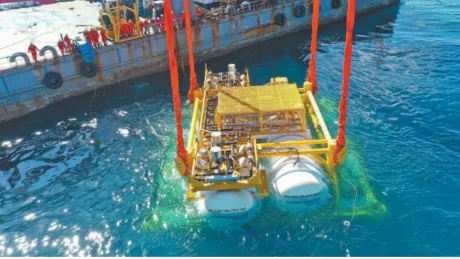 Centrul de date subacvatic în construcție, alimentat de energie eoliană.