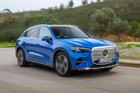 Noul SUV electric GLC de la Mercedes-Benz pe drum, evidențiind designul modern.