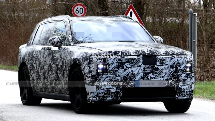 Prototipul noului SUV electric Rolls-Royce pe drumurile din München.
