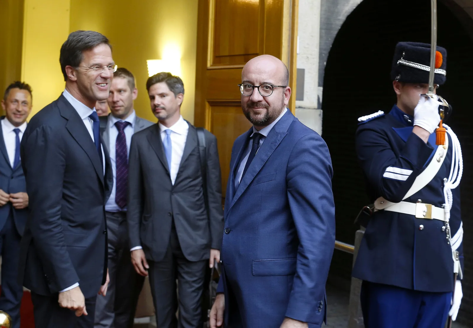 Charles Michel și Mark Rutte discutând despre politica NATO și relațiile transatlantice.