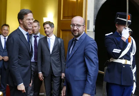 Charles Michel și Mark Rutte discutând despre politica NATO și relațiile transatlantice.