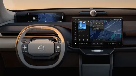 Interior modern al unei mașini Volvo cu sistem infotainment avansat.