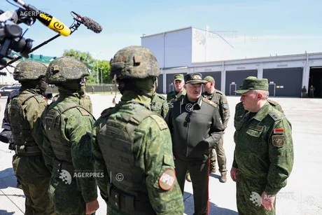 Aleksandr Lukașenko discută cu militarii în timpul exercițiilor de securitate.