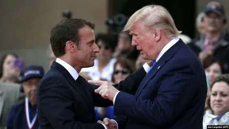 Emmanuel Macron și Donald Trump discutând în timpul unei întâlniri oficiale.
