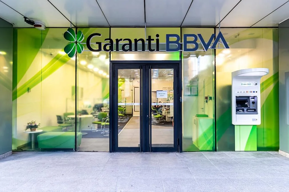 Sediul Garanti BBVA România, cu uși verzi și logo distinctiv.