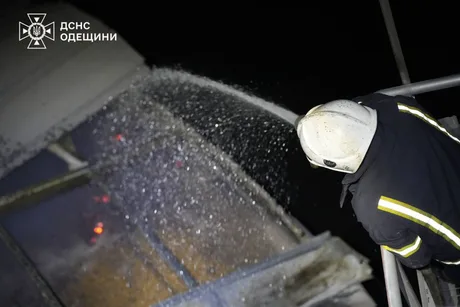 Intervenție de urgență pentru stingerea incendiilor cauzate de atacurile cu drone în Ucraina.