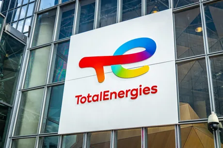 Logo-ul TotalEnergies pe clădirea companiei, simbolizând schimbările energetice.
