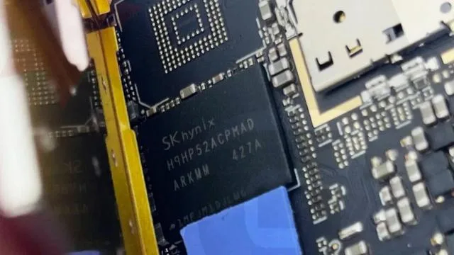 Diferențe între specificațiile promovate și realitatea tehnică a tabletelor și laptopurilor.