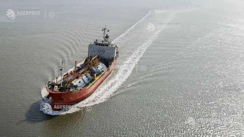 Vapor de transport maritim navigând pe apă în largul coastei Norvegiei.