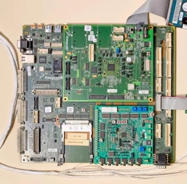 Prototipul timpuriu al iPhone-ului, evidențiind complexitatea tehnologică a începuturilor sale.