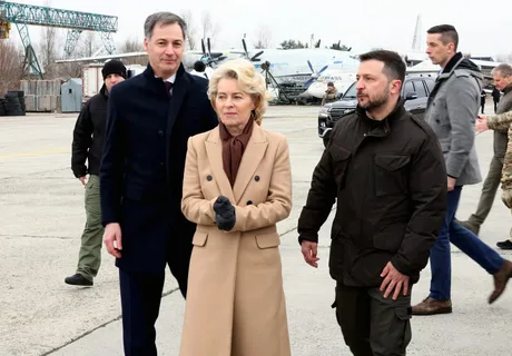 Oficiali europeni discutând despre integrarea Ucrainei în Uniunea Europeană.