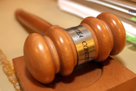 Ciocan de judecător pe un birou, simbolizând justiția și reforma pensiilor.