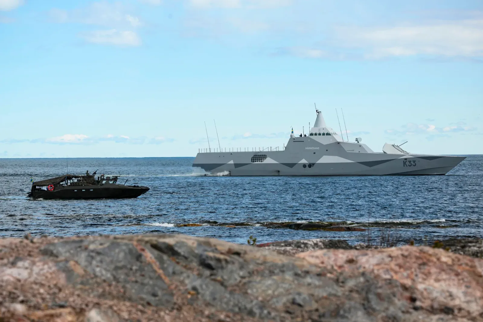 Fregate moderne navigând pe Marea Baltică, simbol al securității maritime suedeze.