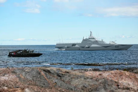 Fregate moderne navigând pe Marea Baltică, simbol al securității maritime suedeze.