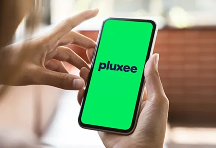 Utilizator care accesează aplicația Pluxee pe telefonul mobil.