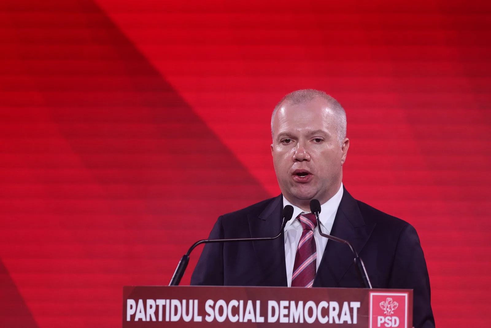 Ionuț Pucheanu discută despre refacerea coaliției PSD cu PNL la o conferință de presă.