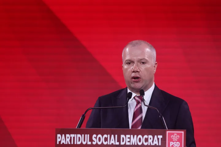 Ionuț Pucheanu discută despre refacerea coaliției PSD cu PNL la o conferință de presă.