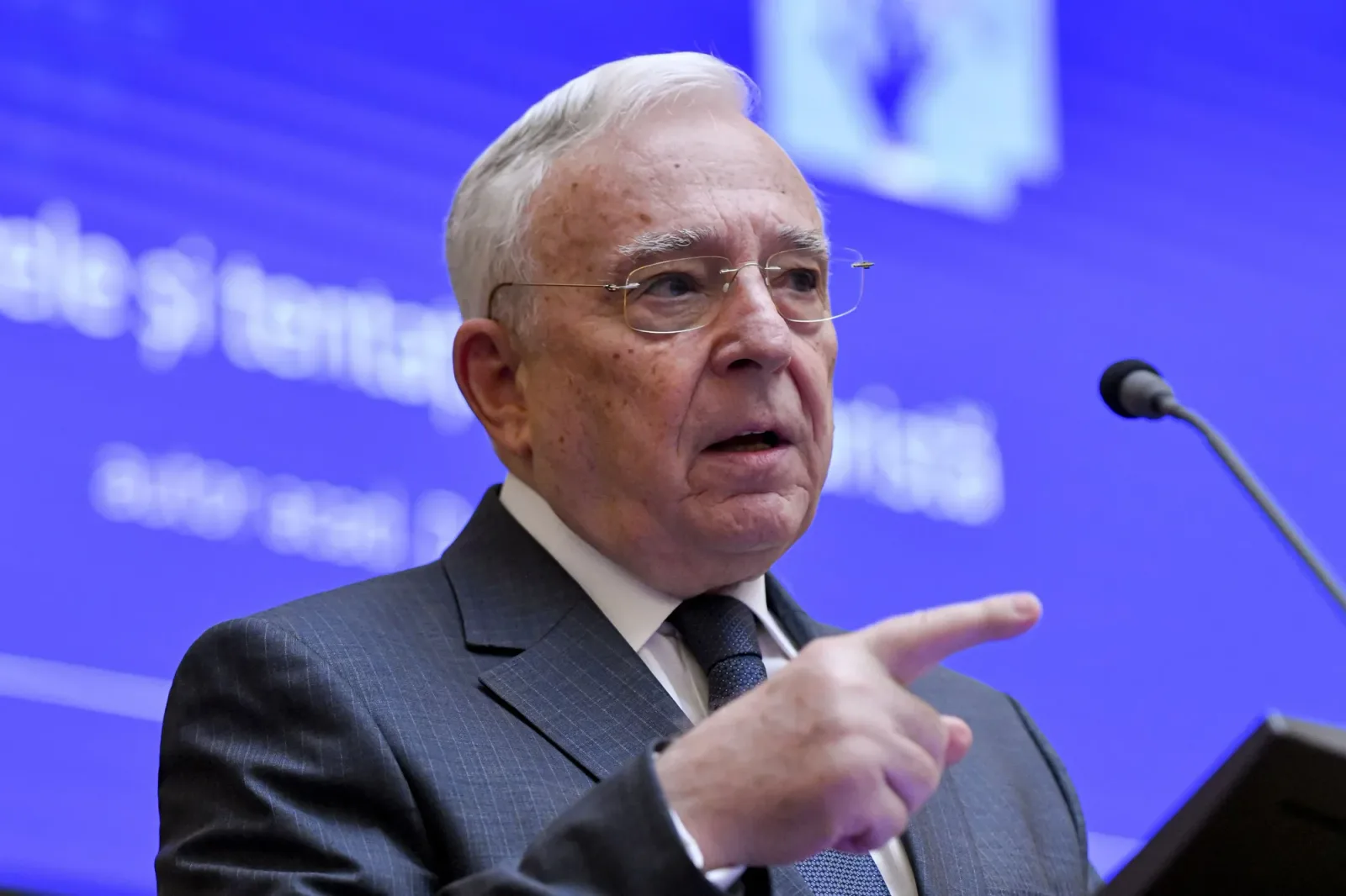 Mugur Isărescu discută despre aderarea României la OCDE și adoptarea euro.