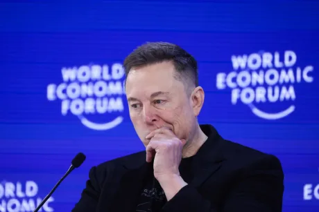 Elon Musk reflectând asupra verdictului într-un context de proces legal.