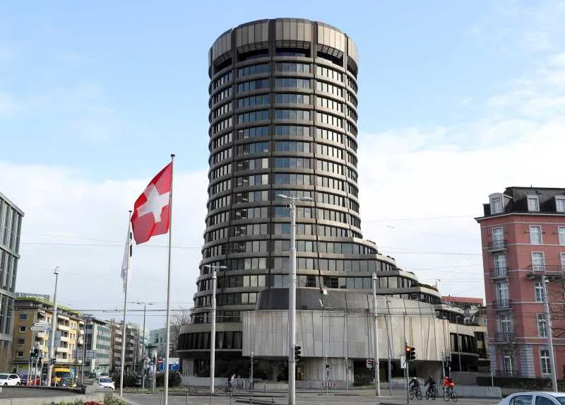 Clădirea Băncii Reglementelor Internaționale în Basel, Elveția, sub un cer senin.