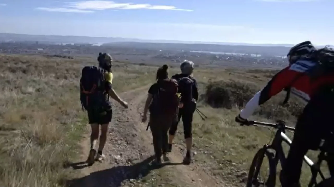 Drumeți pe Via Transilvanica, admirând peisajul din Maramureș.