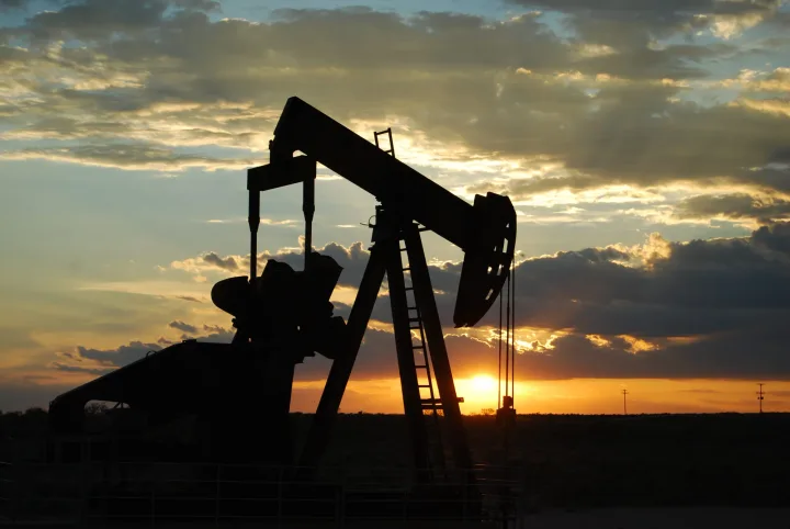 Pompa de petrol în apus, simbolizând producția de petrol.