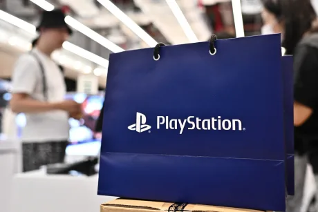 Sac de cumpărături PlayStation într-un magazin modern.