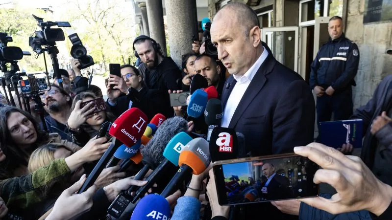Rumen Radev vorbește în fața presei în timpul alegerilor din Bulgaria.