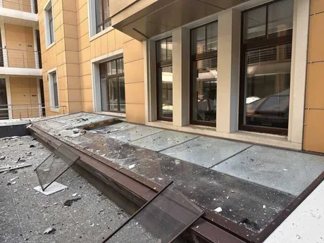 Geamuri sparte și moloz după atacul asupra biroului OMS din Kiev.