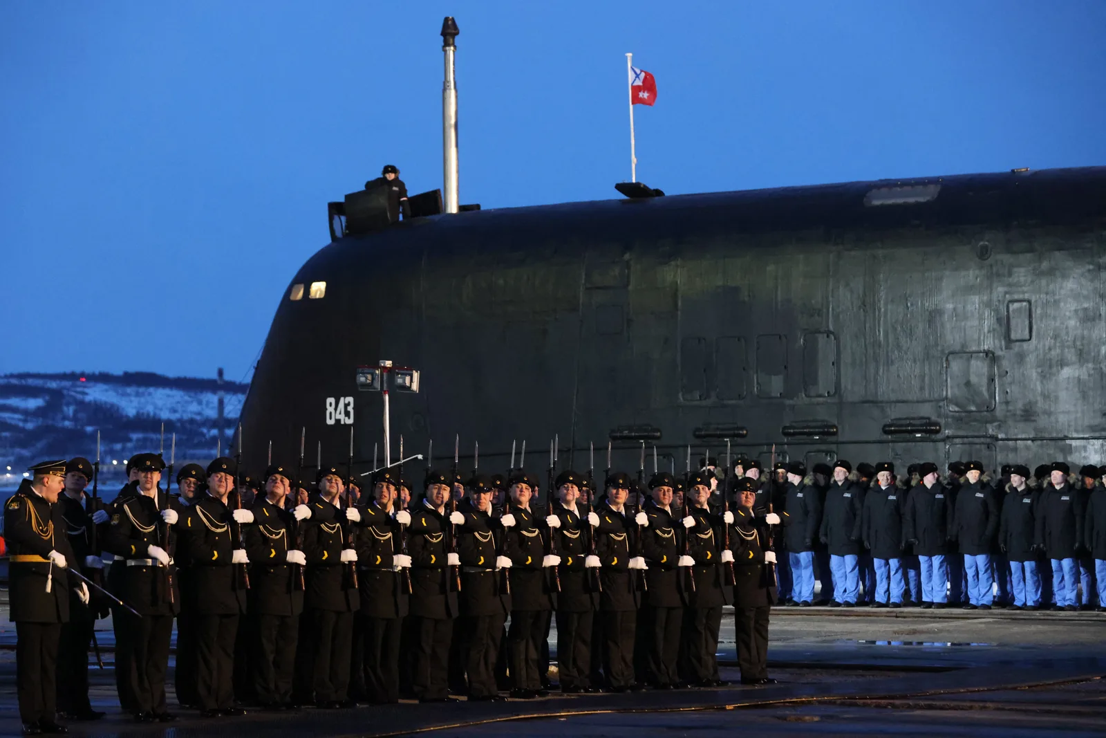 Submarinele rusești și militarii în timpul unei parade navale în condiții de iarnă.