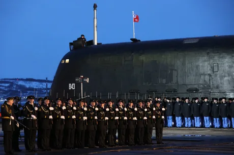 Submarinele rusești și militarii în timpul unei parade navale în condiții de iarnă.