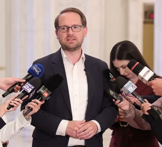 Dominic Fritz discutând cu jurnaliști despre atacurile politice recente.