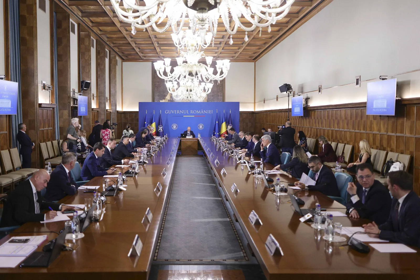 Întâlnire a guvernului României pentru discutarea măsurilor fiscale.