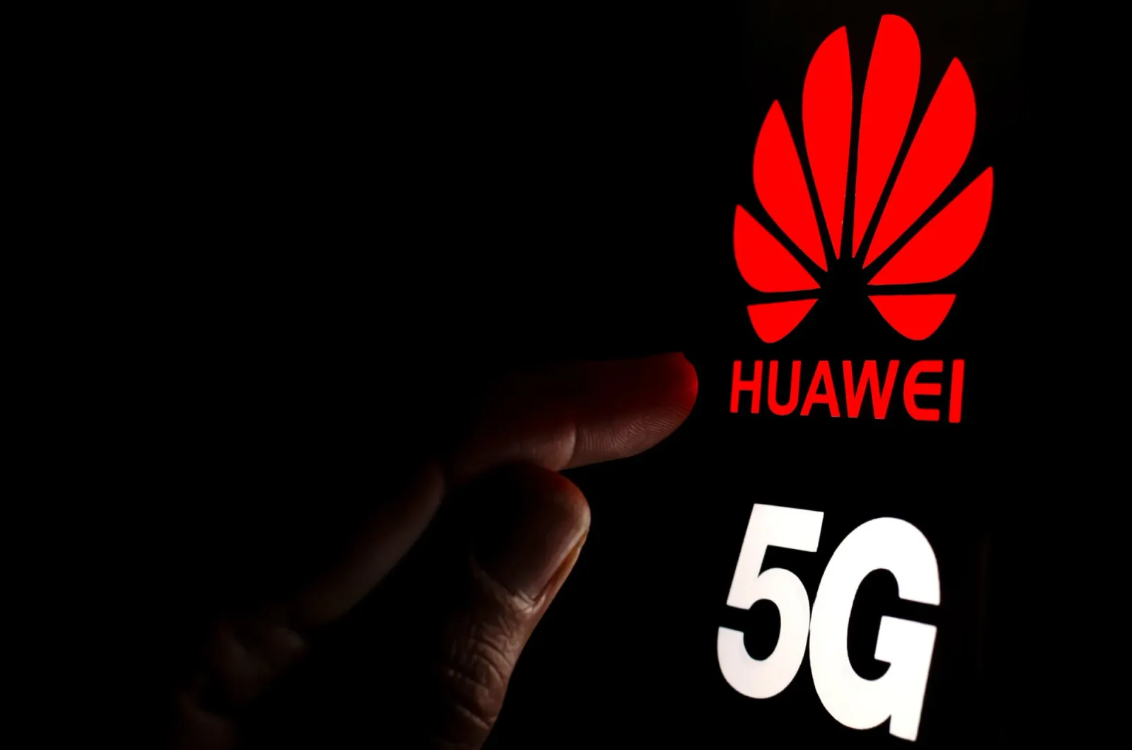 Logo-ul Huawei pe fundal întunecat, evidențiind 5G.