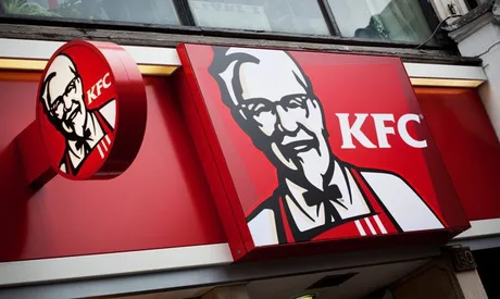 Logo-ul KFC pe fațada unui restaurant din oraș.