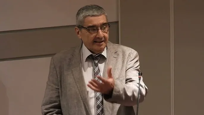 General român discutând despre securitatea globală și tensiunile internaționale.