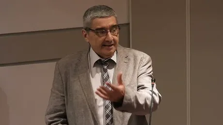 General român discutând despre securitatea globală și tensiunile internaționale.