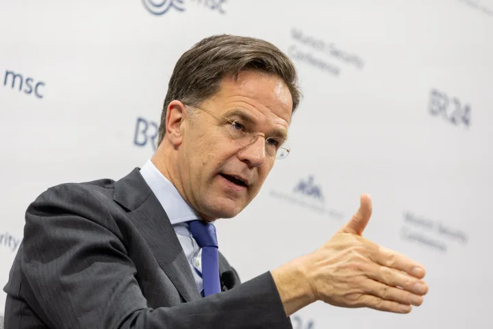 Mark Rutte discutând despre cheltuielile de apărare la summit.